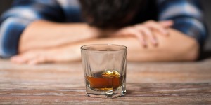 W walce z alkoholem pomogą święci. Oto 5 patronów trzeźwości