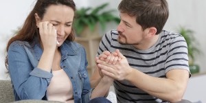 Jak pomóc rodzinom martwo urodzonych dzieci? Ukazało się ważne kompendium