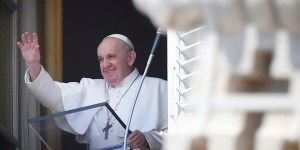 Papież na Anioł Pański: „Sprawiedliwość Boża uwalnia z sideł zła, uzdrawia i podnosi&#8221;