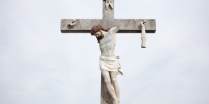 „Pękła Mu głowa!”. Bejsbolem zniszczyli krucyfiks i nagrali to komórką