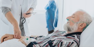 Czy osoba pragnąca eutanazji może otrzymać sakrament namaszczenia? Dokument Watykanu