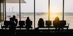 Czekali razem na lotnisku. I wtedy włączyli się w spontaniczne uwielbienie! [wideo]