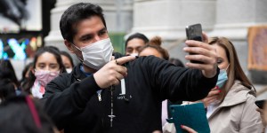 Eduardo Verastegui z różańcem na ulicach Nowego Jorku. A w niedzielę: modlitwa miliona! [zdjęcia]