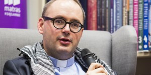 „Dla mnie to kandydat na ołtarze”. O ks. Kaczkowskim opowiada reżyser filmu „Śmiertelne życie”