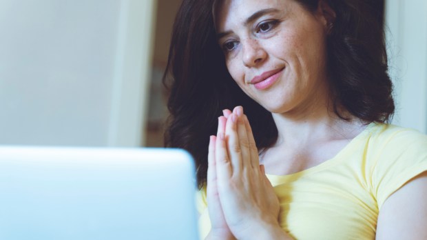 woman pray internet