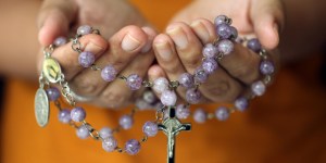 Różaniec na śmietniku? Nie wyrzucajcie dewocjonaliów! „Chcielibyśmy dać im drugie życie”