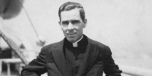 Kapłan czy celebryta? „Ja jestem tylko portierem, który otwiera drzwi” – oto prawdziwy abp. Fulton Sheen