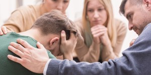 Jak towarzyszyć osobom w żałobie? Rozmowy o śmierci z najbliższymi