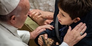 Gesty bliskości papieża Franciszka. Rok 2020 na zdjęciach