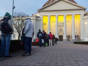 Proboszcz udostępnił kaplicę bezdomnym. „Nie mogłem pozwolić, by żyli na ulicy jak psy”