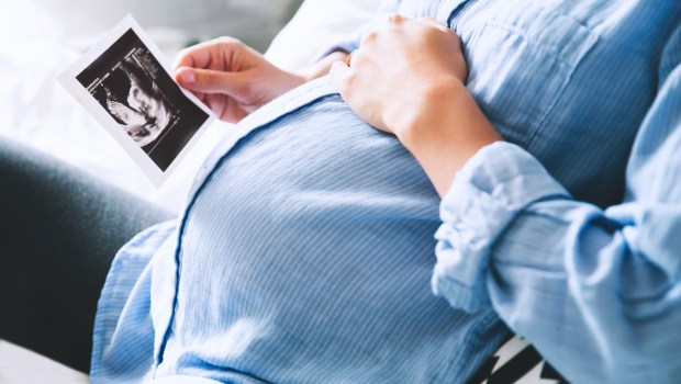 femme enceinte avec échographie