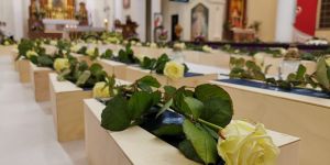 Kraków: Pogrzeb 306 dzieci martwo urodzonych. Wspólna modlitwa i pożegnanie najmłodszych