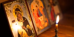 Jak modlić się w domu przed ikoną? To otwarte okno, które przyzywa Bożej obecności