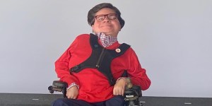 „Moja choroba jest jak pchli targ – mam trochę wszystkiego”. Sparaliżowany 17-latek zaraża radością!