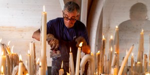 Strażnicy świetlnych intencji. Taki zawód wykonuje się tylko w Lourdes!