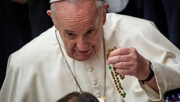 Papież Franciszek trzyma w ręce różaniec