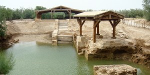 Miejsce chrztu Jezusa w Jordanii, a nie w Izraelu. Katolicki arcybiskup wyjaśnia