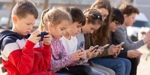 Trzepak XXI wieku. Czemu w świecie smartfonów dorośli są jak dzieci?