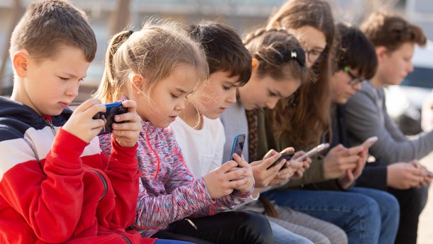 DZIECI ZE SMARTFONAMI
