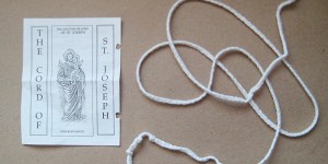 Sznur św. Józefa – wiesz, co to jest i w czym może cię wspomóc?