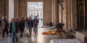 Dwóch kardynałów pożegnało zmarłego bezdomnego