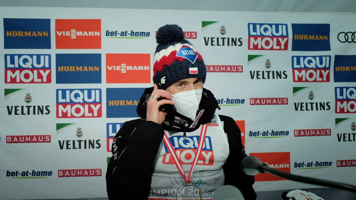 Kamil Stoch odbiera telefon