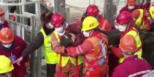 2 tygodnie w ciemnościach: 11 górników znów może spojrzeć w gwiazdy