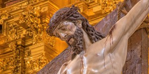 Krzyż Przebaczenia. Chrystus wyciąga z niego rękę do skruszonego grzesznika