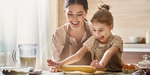 Gotowanie z dziećmi: w co się bawić w kuchni? Sprawdzone przepisy i nie tylko