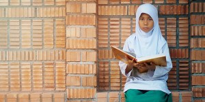 Dziecięca ufność muzułmańskiej dziewczynki. Do Maryi przychodzi codziennie