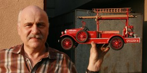 Szprychy z książki telefonicznej, koła z gazety. Strażak Piotr klei czerwone wozy, gaśnice, motocykle