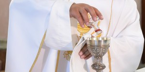 Przygotowanie darów eucharystycznych. Nie przeocz momentu mszy, który tak wiele znaczy również dla świeckich