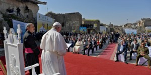 Papież pośród zrujnowanych świątyń Mosulu: braterstwo silniejsze od bratobójstwa [zdjęcia]