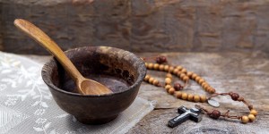 40 dni, a nawet kilkanaście lat bez jedzenia i picia! Jak można przeżyć tak radykalny post?