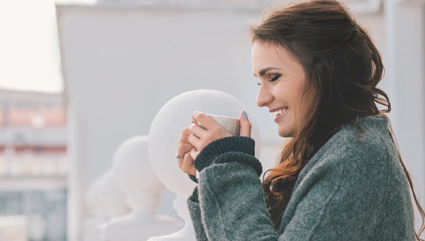 UŚMIECHNIĘTA KOBIETA