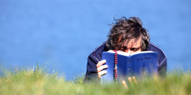 biblia; mężczyzna