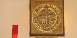 Tabernakulum w bocznej kaplicy: zamach na Eucharystię?
