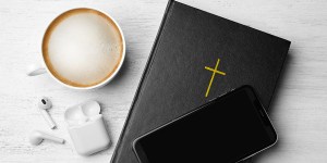 „Moloch”, „za pięć dwunasta”, „roztrąbić”. Te określenia wywodzą się z Biblii!