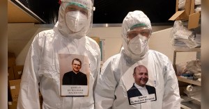 Ci kapelani mają sposób na duchowe wsparcie pacjentów. Dołącz!