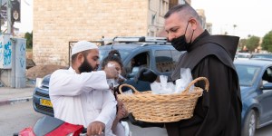 Franciszkanin rozdaje daktyle i wodę muzułmanom. „Powtarzamy ten gest co roku”