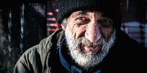 „Lump, menel, alkoholik”. 6 historii, które łamią stereotypy o bezdomności