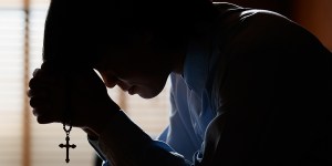 Patrz na krzyż i zaproś Jezusa do niekochanych miejsc w sobie samym [ćwiczenia z kenozy]