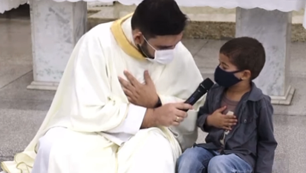 Menino de 5 anos interrompe homilia e pede orações pelo padrinho intubado