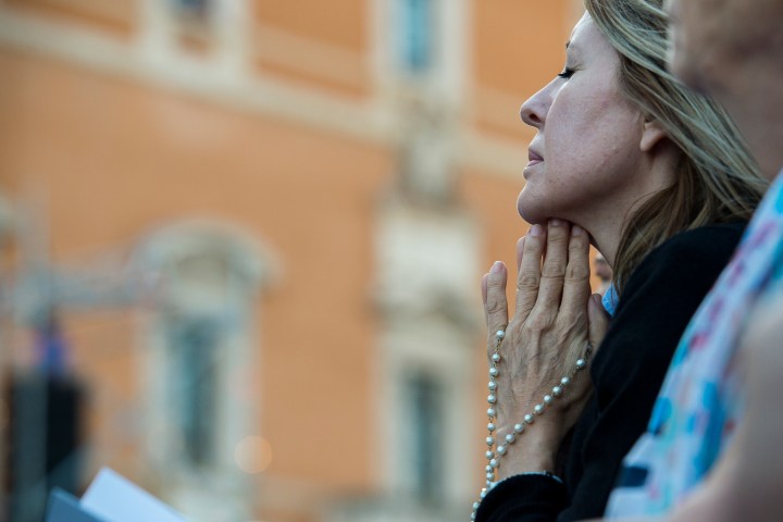 WEB2-Woman-Praying-Holy-Rosary-Antoine-Mekary-ALETEIA-AM_5939.jpg