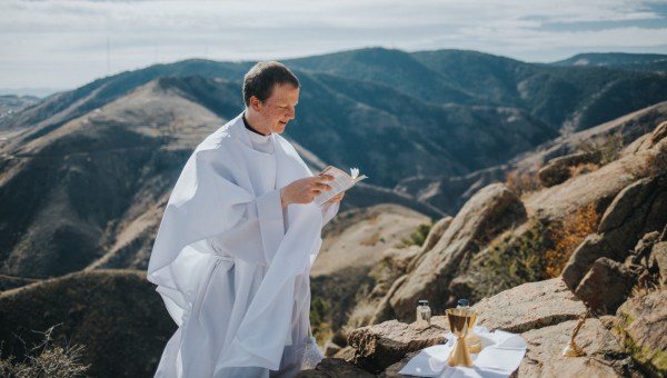 Corner Item Image - „Mały ksiądz” – co znajdziesz w przenośnym zestawie do celebracji Eucharysii?