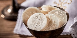 Czy do sprawowania Eucharystii można użyć zwykłego chleba? I z czego zrobione są hostie?