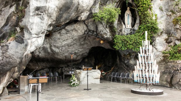 WEB2-GROTTE-LOURDES-MASSABIELLE-shutterstock_1498328153.jpg