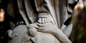 Maryja: Panna łaskawa, która kruszy łeb smokowi. Groźna jak zbrojne oddziały