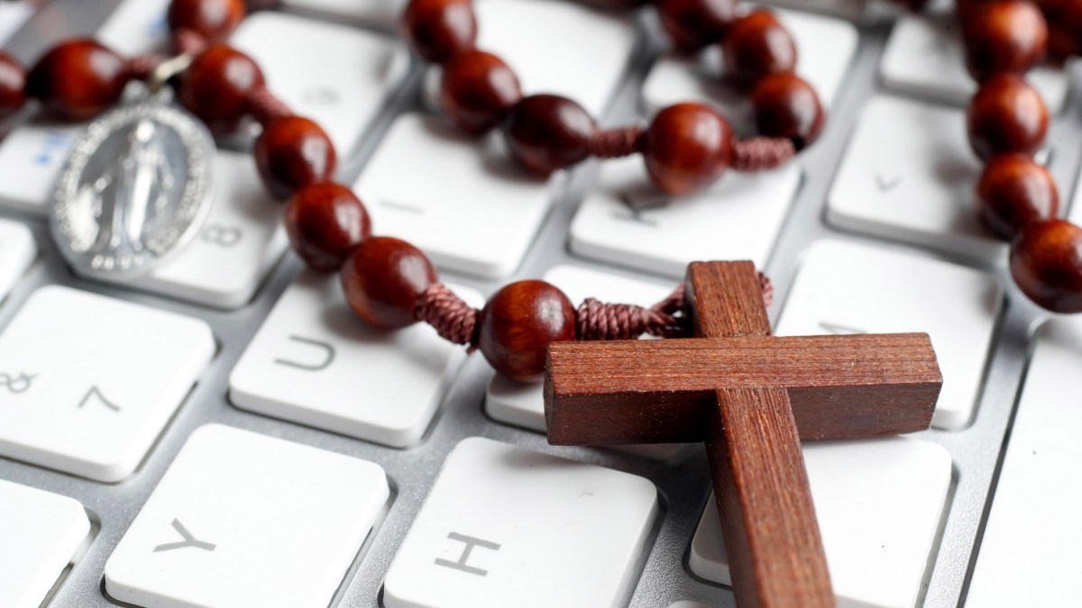 chapelet sur un clavier
