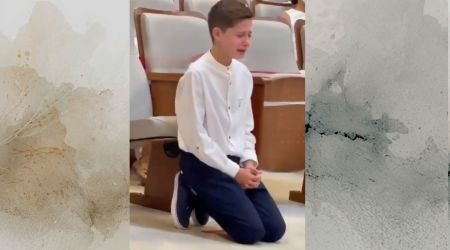 Chłopiec wybucha płaczem po przyjęciu Pierwszej Komunii. “Jezus mnie przytulił”